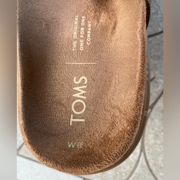 TOMS sandals- Womens 8, EUC - Picture 3 of 4